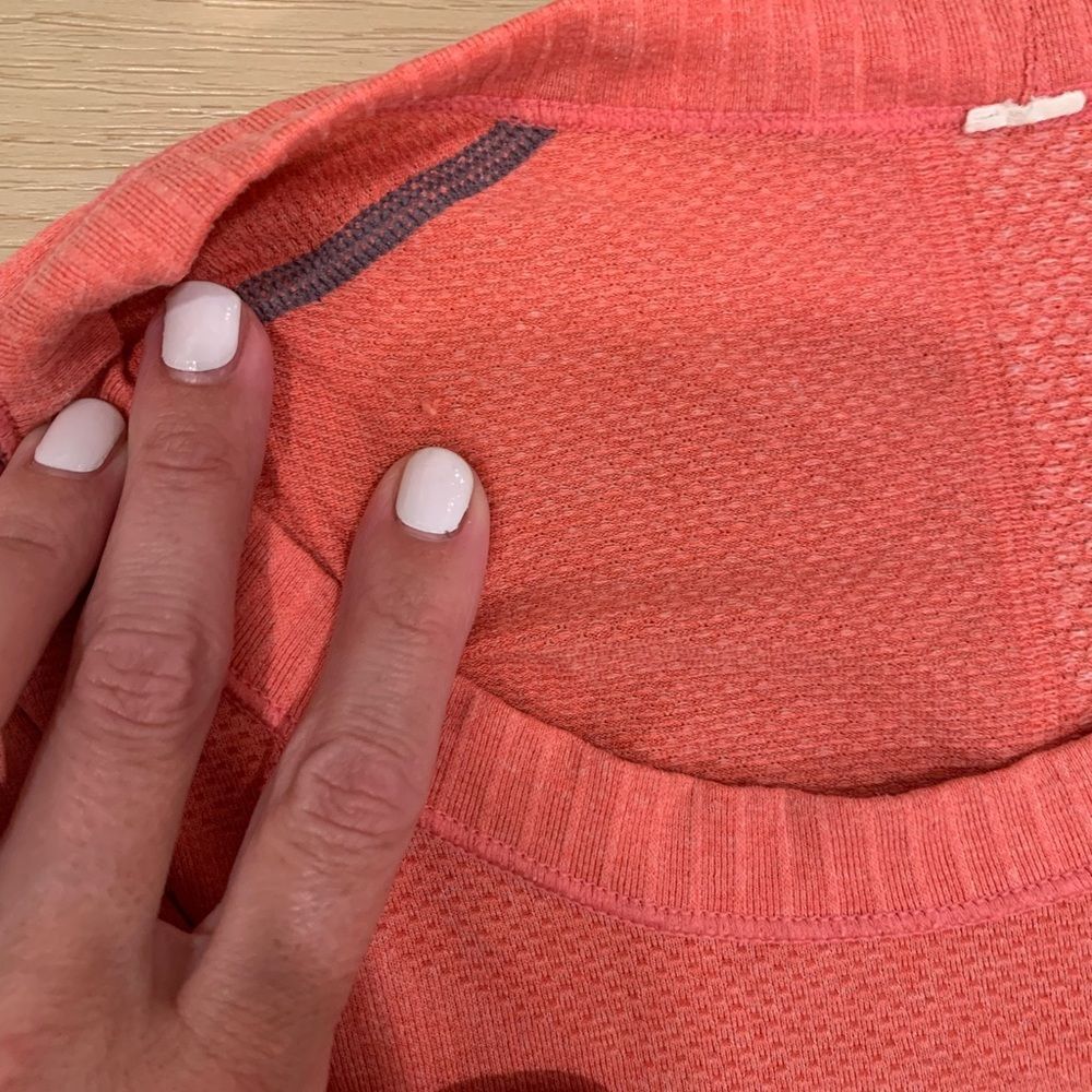 🧡 Lululemon Women's Coral Short Sleeve Top‎ – Approx. Size 12 🧡 - Picture 4 of 7